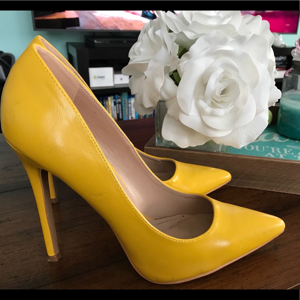 Beautiful mustard yellow pumps!